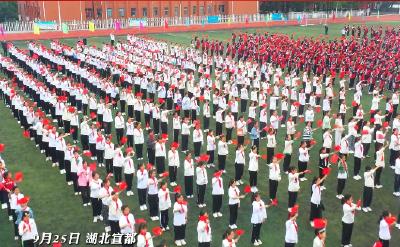 宜都市外国语学校举行升旗仪式献礼国庆