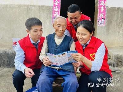 【荆楚网】爱在重阳 “志愿红”慰问老人在行动