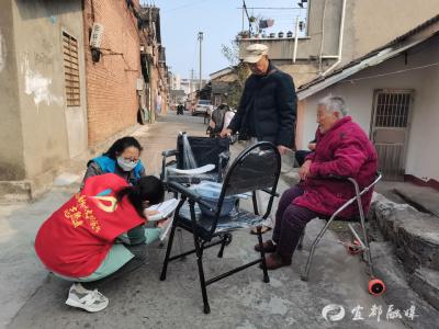 新轮椅帮杨奶奶“走”出了巴掌之地