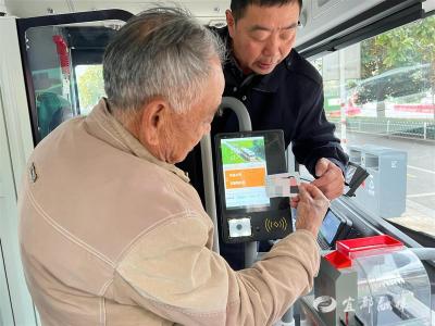 【荆楚网】65岁以上老人有福了！湖北一地刷身份证乘车免费
