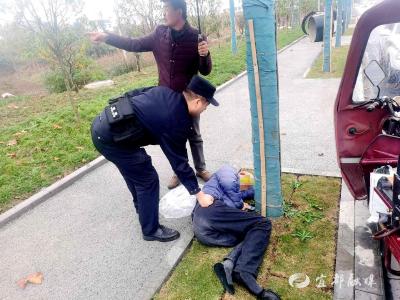 一男子突然晕倒在路边，意识不清……民警紧急救助！