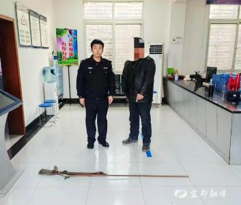 一男子扛着土铳，走进了派出所.....