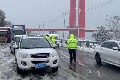 风雪阻行！宜都政府为滞留旅客送上热饮热食