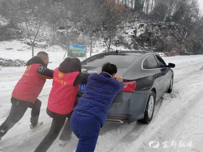 凛冽寒冬“红马甲” 扫雪除冰保通畅