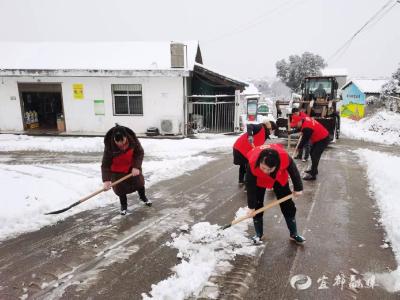 党员群众齐上阵 清除积雪保畅通