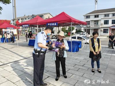 美食节上，民警摆出“反诈大餐”