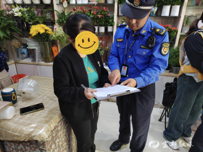 花美不占道！市城管执法局整治花店出店经营乱象