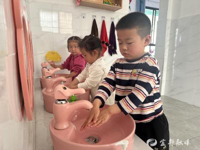 体验劳动的快乐，他们，引导幼儿这样做……