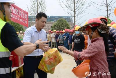 三峡千古情建设者享受“清凉”