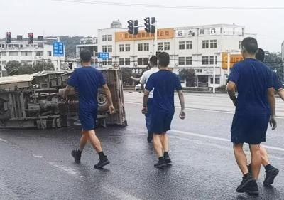 归队途中偶遇三轮车侧翻，消防员与群众合力帮扶