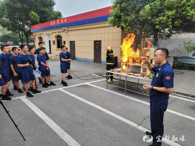 模型屋燃烧实验，提高消防员读烟识火能力