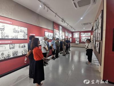 他们，在胡敌铜像前追思