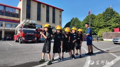 少年警训走进消防站，零距离体验“火焰蓝”