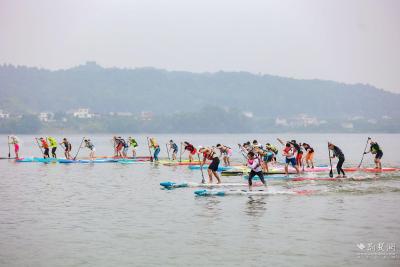 【荆楚网】宜都：300余名桨板运动员逐浪清江