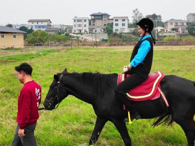 在马背上邂逅冬日浪漫