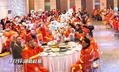 暖心又暖胃！饭店老板开了20桌请200名环卫工人吃团年饭