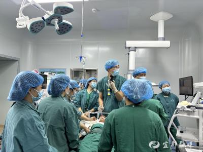 市妇幼保健院成功开展首例儿童纤维支气管镜检查及介入治疗
