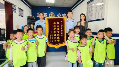 萌娃组团“突袭”派出所！这波互动太好嗑~