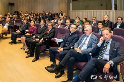 “车谷造·全球行”对法推介会座无虚席，与会嘉宾太多，过道上加板凳