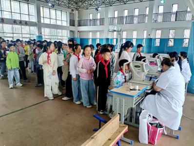 市清江小学：视力普查护“睛”彩
