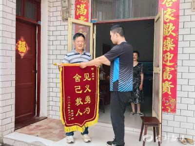 救人，七旬老者奋不顾身 感恩，李姓青年情真意切  