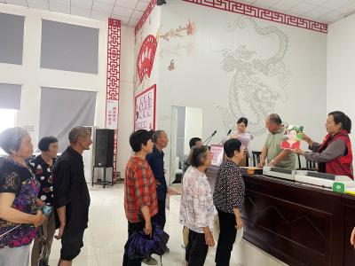 公益摄影为周家河村的老人们带来了“影像礼物”……