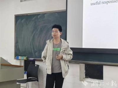 一只左手敲代码敲开学术大门 95后“独臂博士”袁鑫书写励志传奇