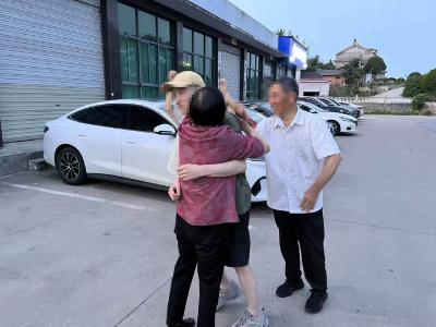 这个拥抱，他们盼了800多个日夜……