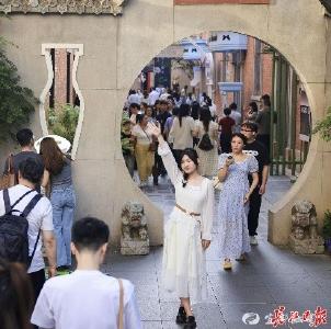 老房子“归来”人潮涌