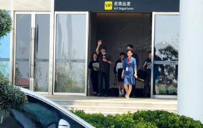 他来了！他来了！张新成抵达三峡机场