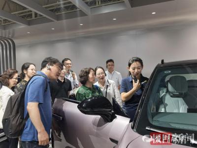“第一次试乘无人汽车，感觉非常棒！”日韩嘉宾直呼“好厉害”