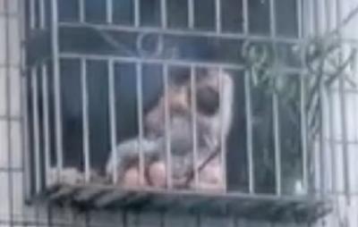 家中失火，防盗网未设置逃生窗口，影响疏散和救援