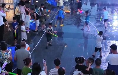 音浪来袭 清凉一夏！宜都鲟龙水街开启泼水狂欢电音派对