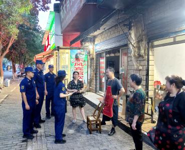 夜幕降临，宜都这支队伍正为商铺“扫雷”