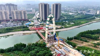 西湖路渔洋河大桥主塔合龙预计11月试通车
