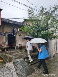 暴雨中的温暖“逆行”
