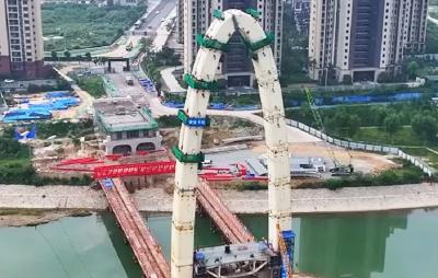 西湖路渔洋河大桥主塔合拢，双层钢塔斜拉桥预计11月试通车