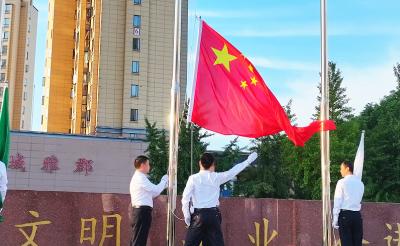 庆祝第八个中国医师节！宜都市人民医院举行升国旗仪式