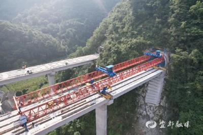 宜昌又一大桥顺利贯通