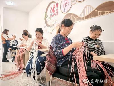 家门口学手艺，藤条变“增收宝”！