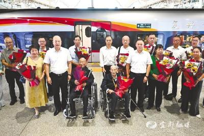 【荆楚网】铭记历史 缅怀先烈 珍爱和平 开创未来 我省17名老兵和烈属代表受邀在京观礼