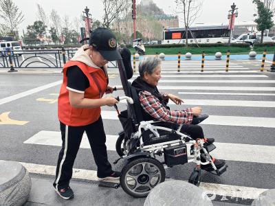 两江之畔，宜都义工绘就文明风景线