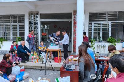 “云端市集”开播即热！村民：动动嘴订单就上门