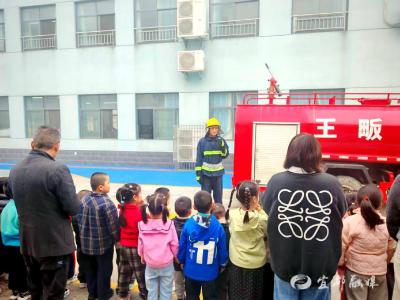 警报响、弯腰跑：消防演练“练”出师生安全力