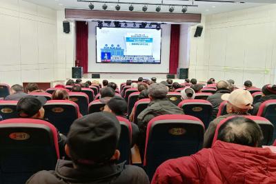 松宜矿区100余名居民齐“追剧”