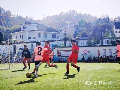 六校齐聚，绿茵场上竞锋芒