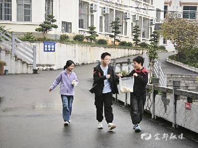 指尖揉面香 劳动润童心