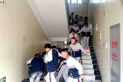 2分40秒，千余名师生安全“撤离”