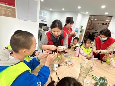 扭扭棒“扭”出邻里情