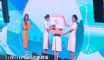 11月15日，《越LIVE越健康・综艺盛典》演唱会现场，央视主持人朱迅推介宜都特产“酱草柑茶”